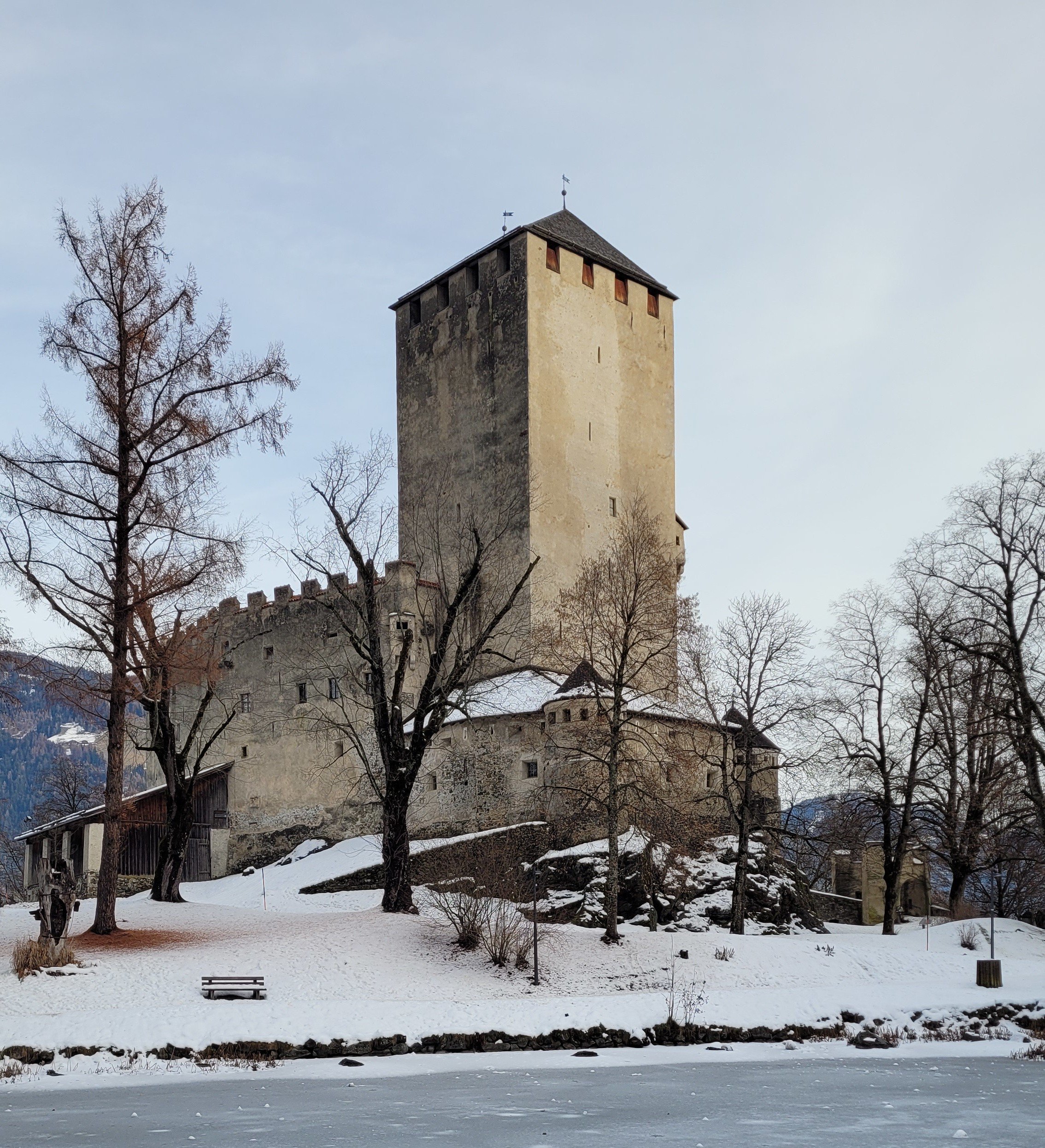 2 - Photo of Bruck Castle.jpg
