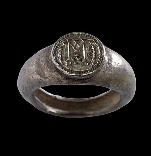512px-Byzantine_-_Signet_Ring_-_Walters_572104_-_View_A.jpeg