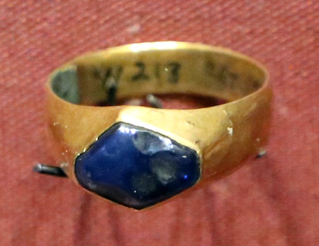 Anello_vescovile,_in_oro_con_zaffiro,_xii-xiii_secolo.jpeg
